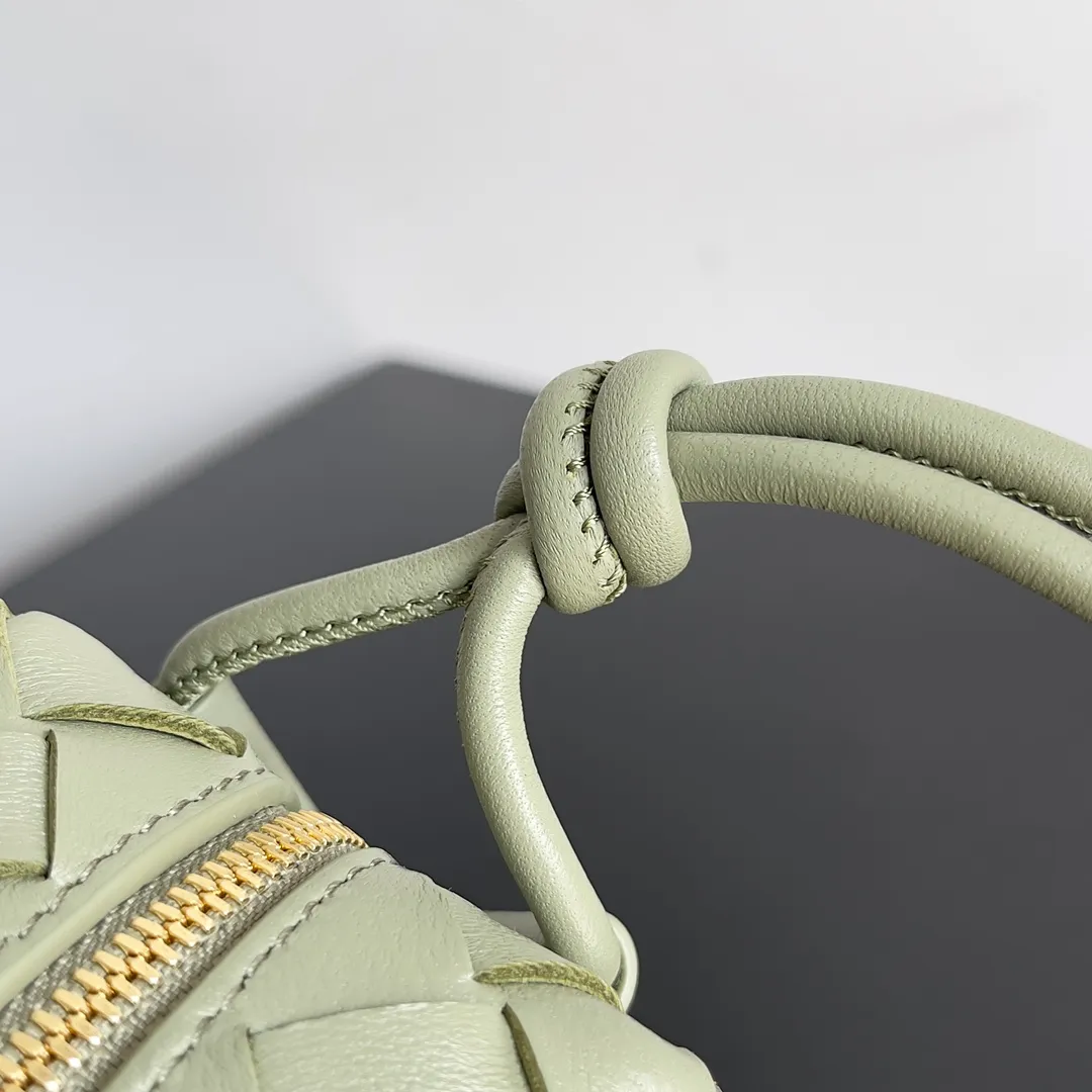 Batch 1560 New version and new color (third generation) 𝗕𝗼𝘁𝘁𝗲𝗴𝗮 𝗩𝗲𝗻𝗲𝘁𝗮———— The latest version of the loop camera bag💥 at the BV King of Cost-Effectiveness counter, large woven texture➕As always, ultra-high-quality lambskin, with zippers and adjustable drawstrings, it is especially suitable for the belly💫It can fit anything, and it is very light in weight. It is suitable for girls of all ages. Size: 17*10*6cm Style number: 723547